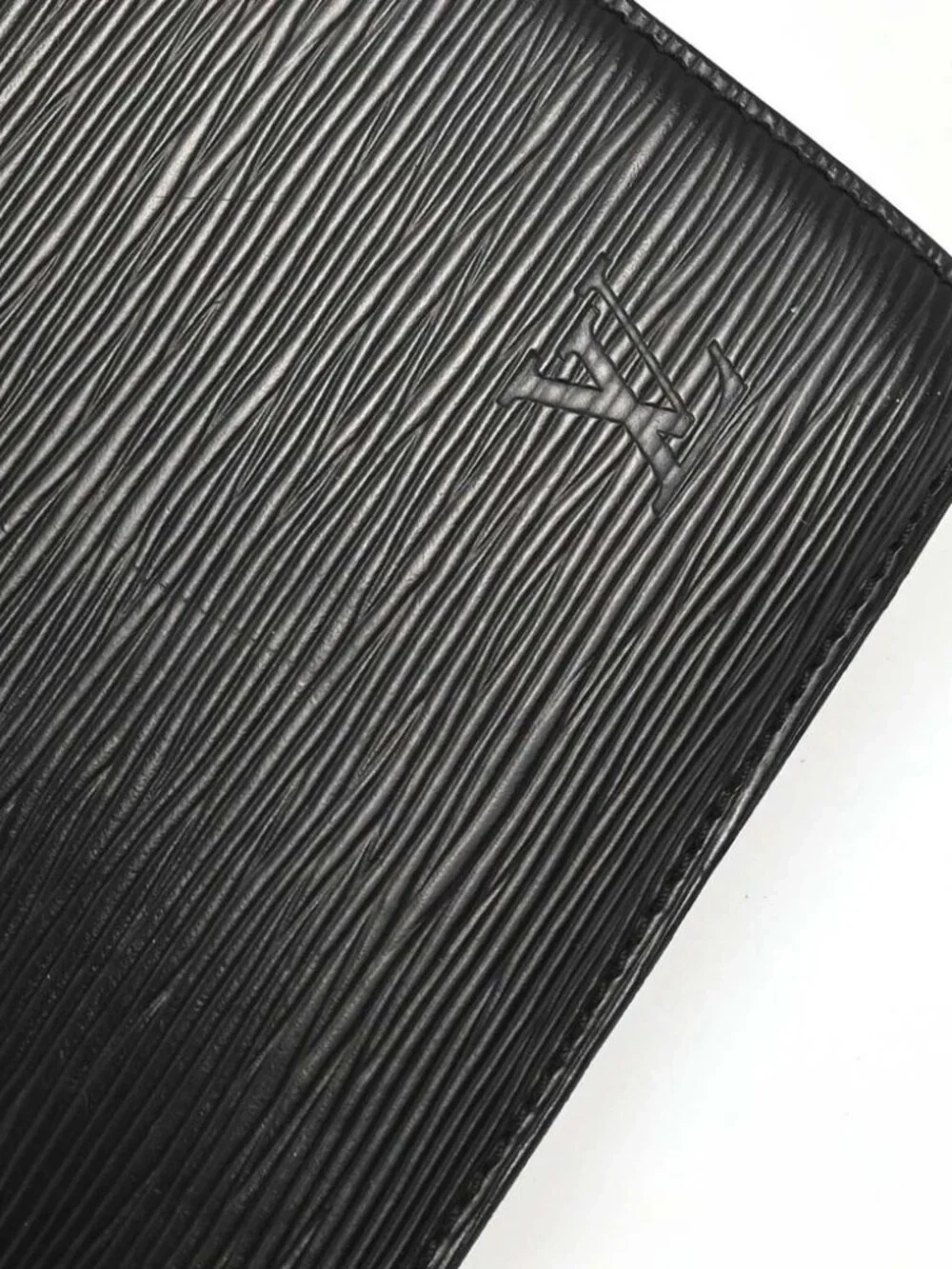 LOUIS VUITTON PORTE DOCUMENTS BANDOULIERE HANDBAG